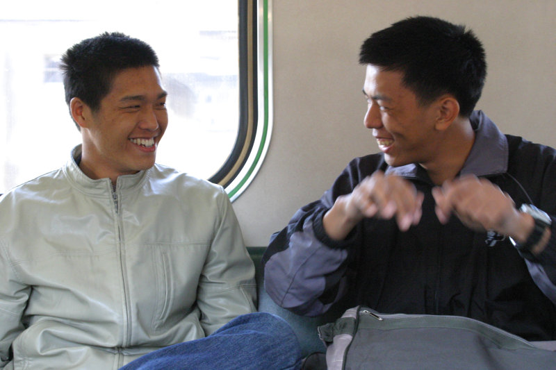台灣鐵路旅遊攝影街拍帥哥對話的旅客2005-01-16(3)攝影照片58