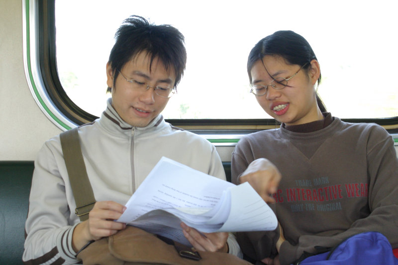 台灣鐵路旅遊攝影街拍帥哥對話的旅客2005-01-23攝影照片1