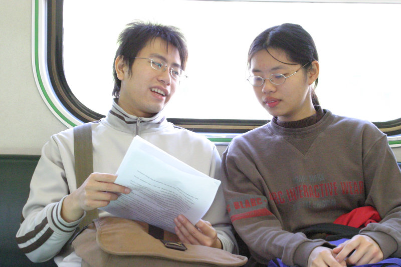台灣鐵路旅遊攝影街拍帥哥對話的旅客2005-01-23攝影照片14