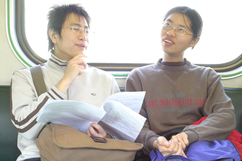 台灣鐵路旅遊攝影街拍帥哥對話的旅客2005-01-23攝影照片19