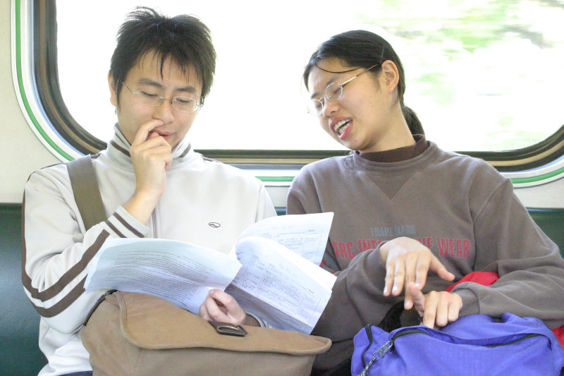 台灣鐵路旅遊攝影街拍帥哥對話的旅客2005-01-23攝影照片20