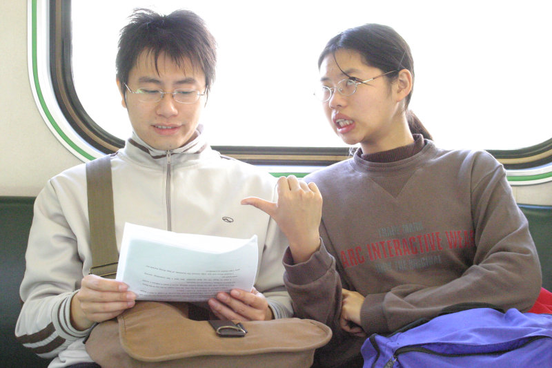 台灣鐵路旅遊攝影街拍帥哥對話的旅客2005-01-23攝影照片23