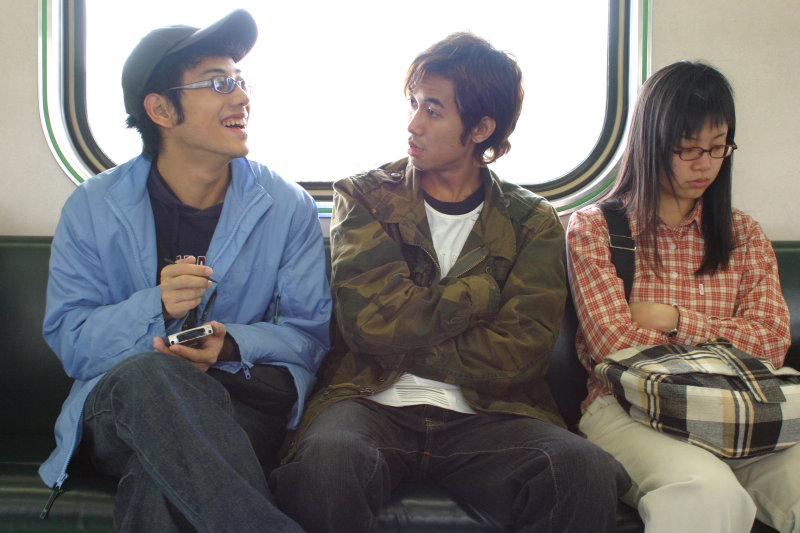 台灣鐵路旅遊攝影街拍帥哥對話的旅客2005-01-30攝影照片4
