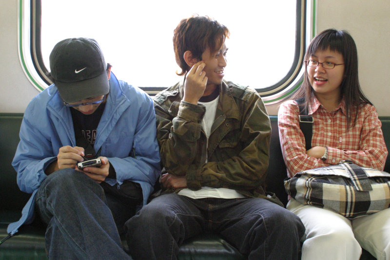 台灣鐵路旅遊攝影街拍帥哥對話的旅客2005-01-30攝影照片9