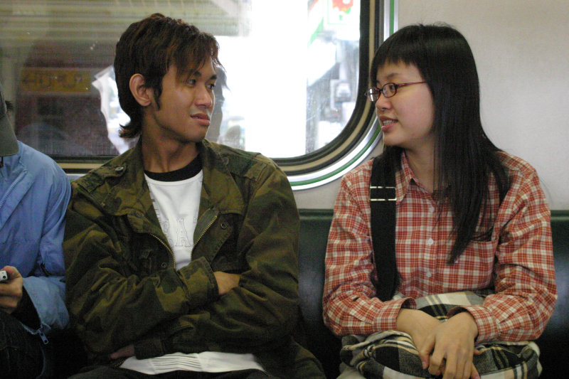 台灣鐵路旅遊攝影街拍帥哥對話的旅客2005-01-30攝影照片15