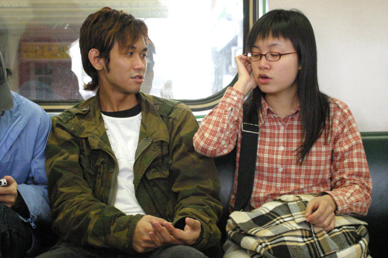 台灣鐵路旅遊攝影街拍帥哥對話的旅客2005-01-30攝影照片25