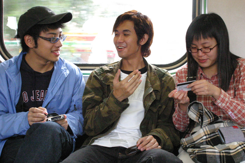 台灣鐵路旅遊攝影街拍帥哥對話的旅客2005-01-30攝影照片30