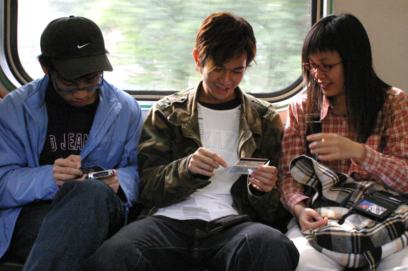 台灣鐵路旅遊攝影街拍帥哥對話的旅客2005-01-30攝影照片31