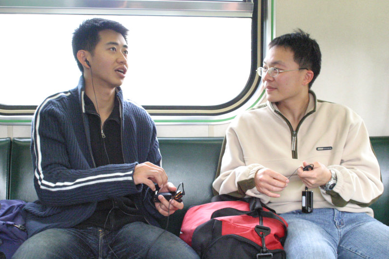 台灣鐵路旅遊攝影街拍帥哥對話的旅客2005-02-06攝影照片2