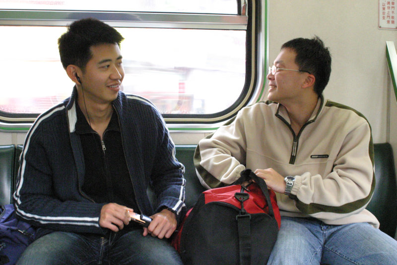 台灣鐵路旅遊攝影街拍帥哥對話的旅客2005-02-06攝影照片3