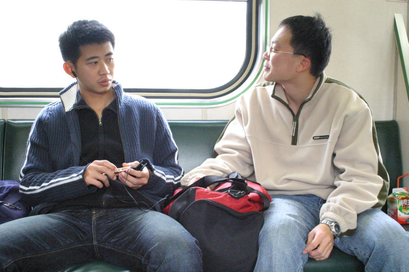 台灣鐵路旅遊攝影街拍帥哥對話的旅客2005-02-06攝影照片5