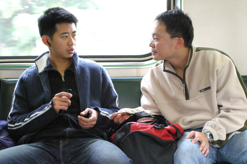 台灣鐵路旅遊攝影街拍帥哥對話的旅客2005-02-06攝影照片6
