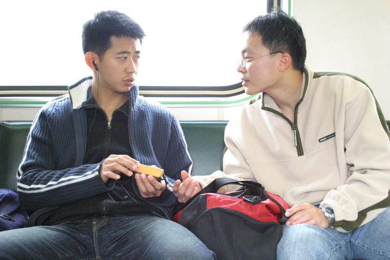 台灣鐵路旅遊攝影街拍帥哥對話的旅客2005-02-06攝影照片7