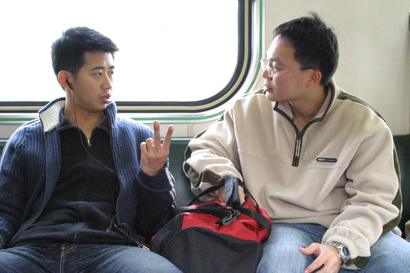 台灣鐵路旅遊攝影街拍帥哥對話的旅客2005-02-06攝影照片13