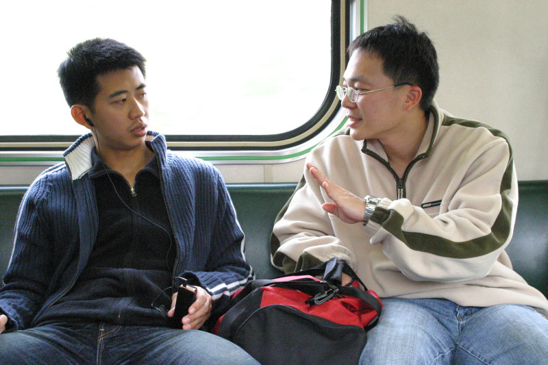 台灣鐵路旅遊攝影街拍帥哥對話的旅客2005-02-06攝影照片15