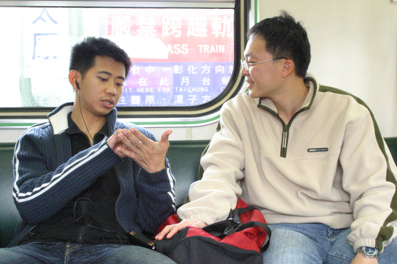 台灣鐵路旅遊攝影街拍帥哥對話的旅客2005-02-06攝影照片17