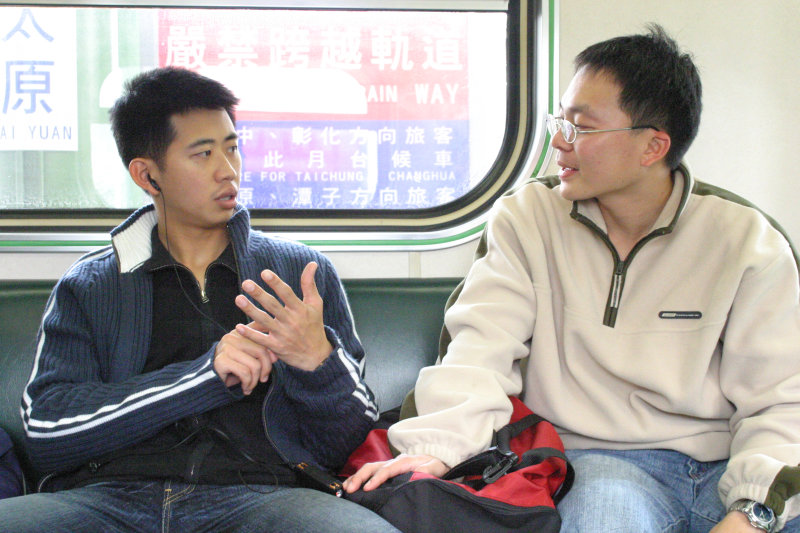 台灣鐵路旅遊攝影街拍帥哥對話的旅客2005-02-06攝影照片20