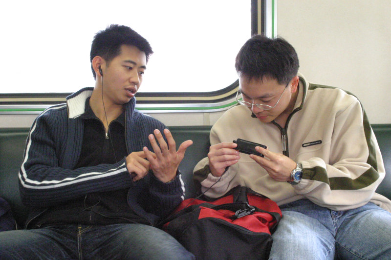 台灣鐵路旅遊攝影街拍帥哥對話的旅客2005-02-06攝影照片22