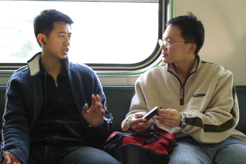 台灣鐵路旅遊攝影街拍帥哥對話的旅客2005-02-06攝影照片25