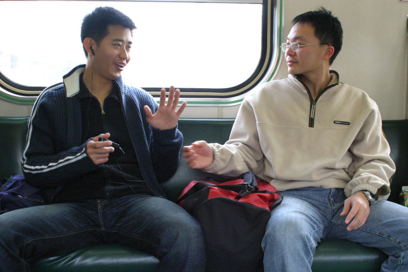 台灣鐵路旅遊攝影街拍帥哥對話的旅客2005-02-06攝影照片32