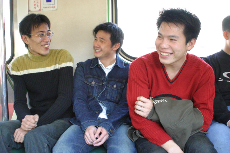 台灣鐵路旅遊攝影街拍帥哥對話的旅客2005-02-10攝影照片1