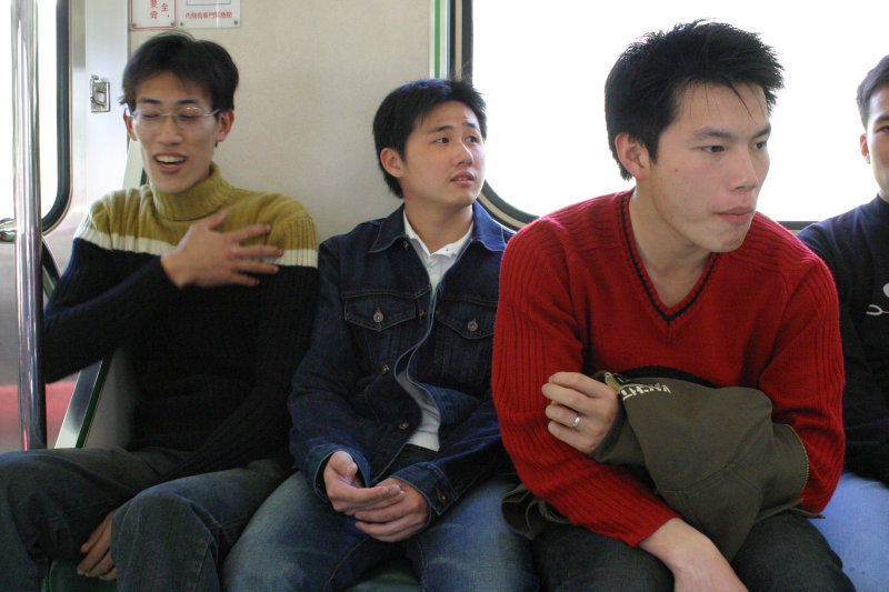 台灣鐵路旅遊攝影街拍帥哥對話的旅客2005-02-10攝影照片2