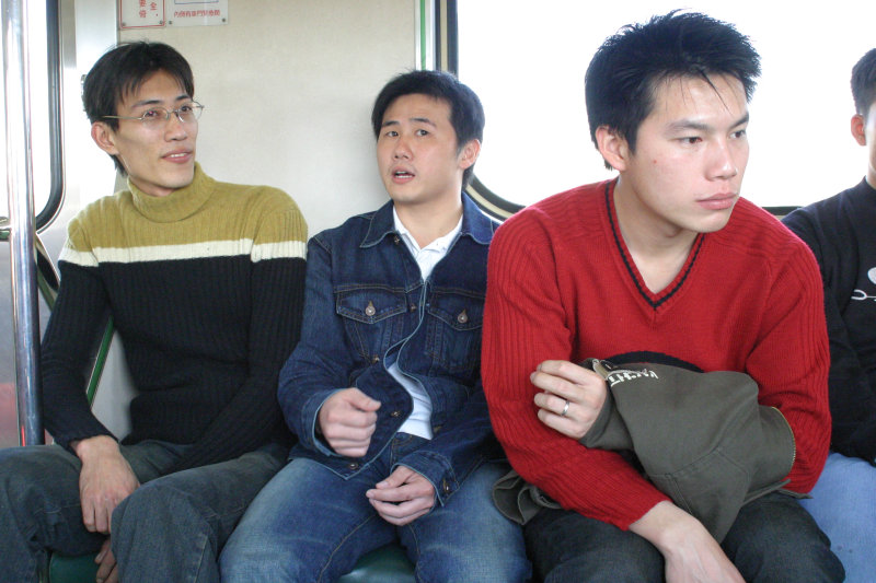 台灣鐵路旅遊攝影街拍帥哥對話的旅客2005-02-10攝影照片3
