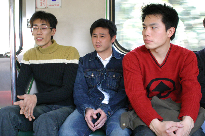 台灣鐵路旅遊攝影街拍帥哥對話的旅客2005-02-10攝影照片4