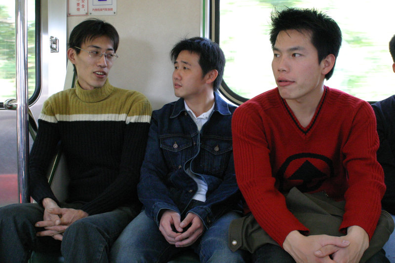 台灣鐵路旅遊攝影街拍帥哥對話的旅客2005-02-10攝影照片5