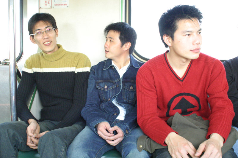 台灣鐵路旅遊攝影街拍帥哥對話的旅客2005-02-10攝影照片6