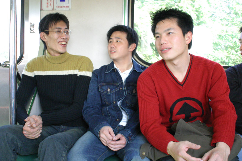 台灣鐵路旅遊攝影街拍帥哥對話的旅客2005-02-10攝影照片7