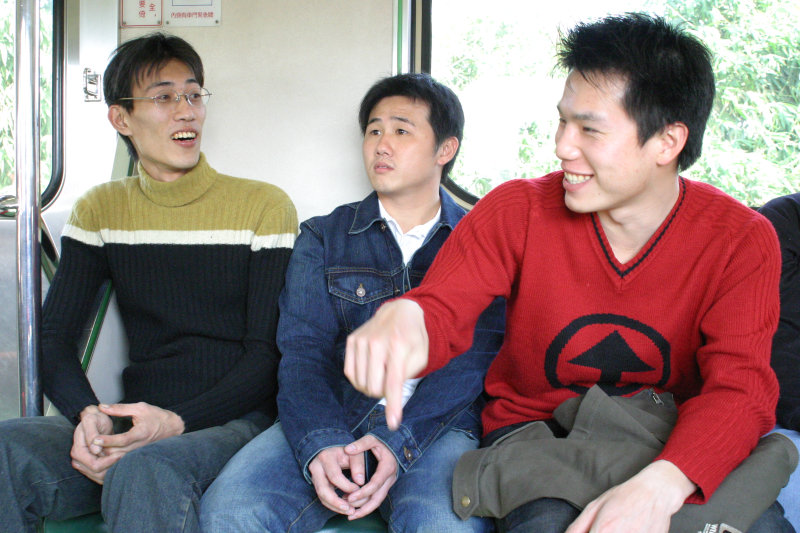 台灣鐵路旅遊攝影街拍帥哥對話的旅客2005-02-10攝影照片8