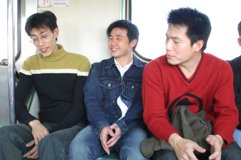 台灣鐵路旅遊攝影街拍帥哥對話的旅客2005-02-10攝影照片9