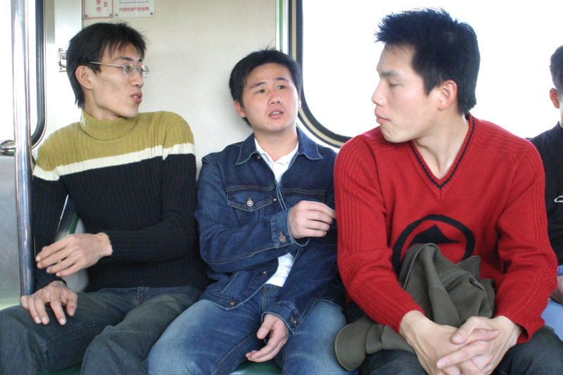 台灣鐵路旅遊攝影街拍帥哥對話的旅客2005-02-10攝影照片10