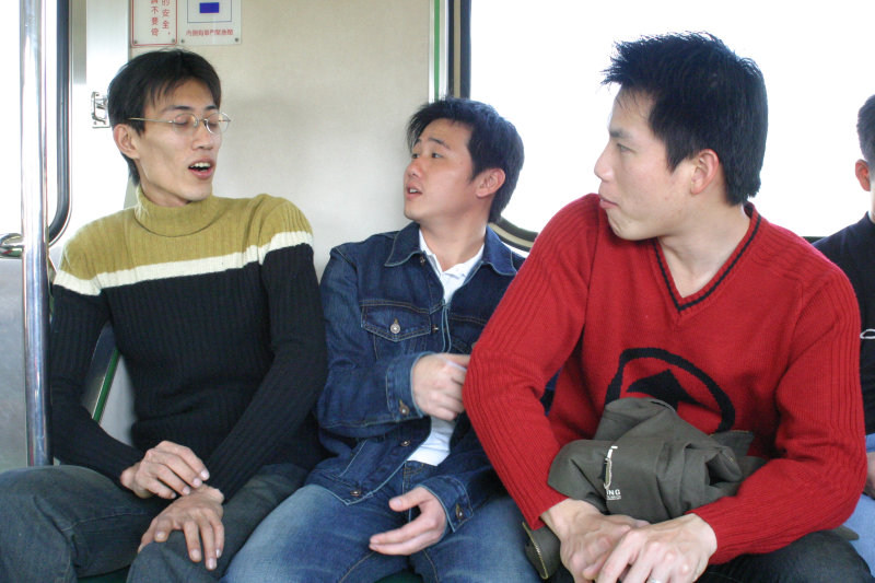 台灣鐵路旅遊攝影街拍帥哥對話的旅客2005-02-10攝影照片11