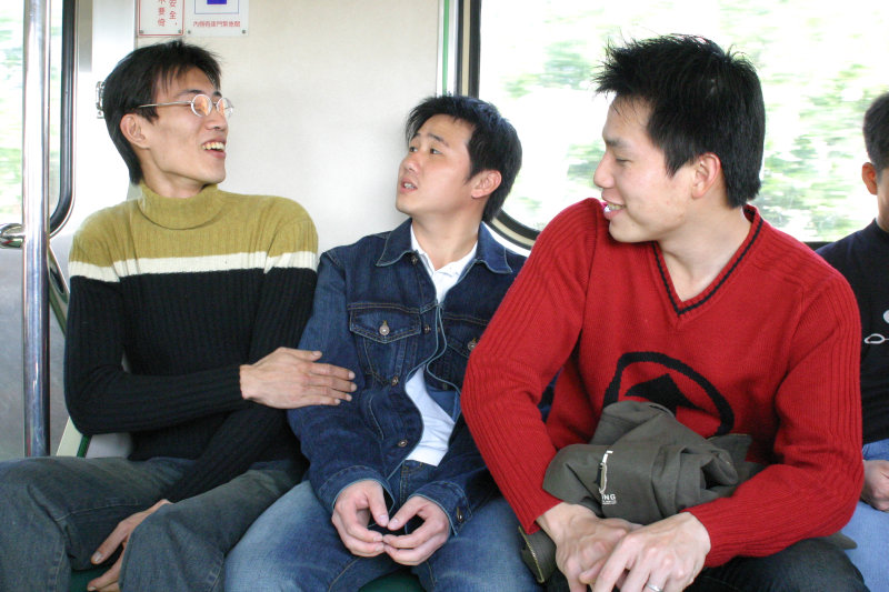 台灣鐵路旅遊攝影街拍帥哥對話的旅客2005-02-10攝影照片12