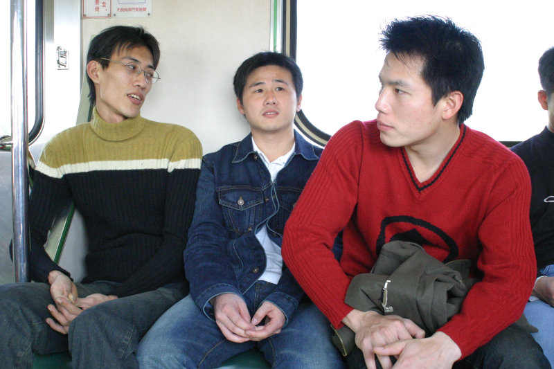 台灣鐵路旅遊攝影街拍帥哥對話的旅客2005-02-10攝影照片15