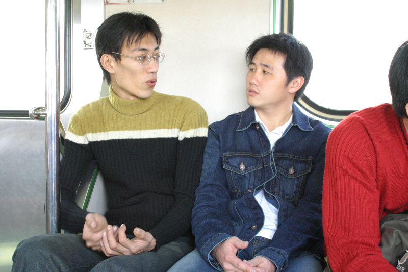 台灣鐵路旅遊攝影街拍帥哥對話的旅客2005-02-10攝影照片16