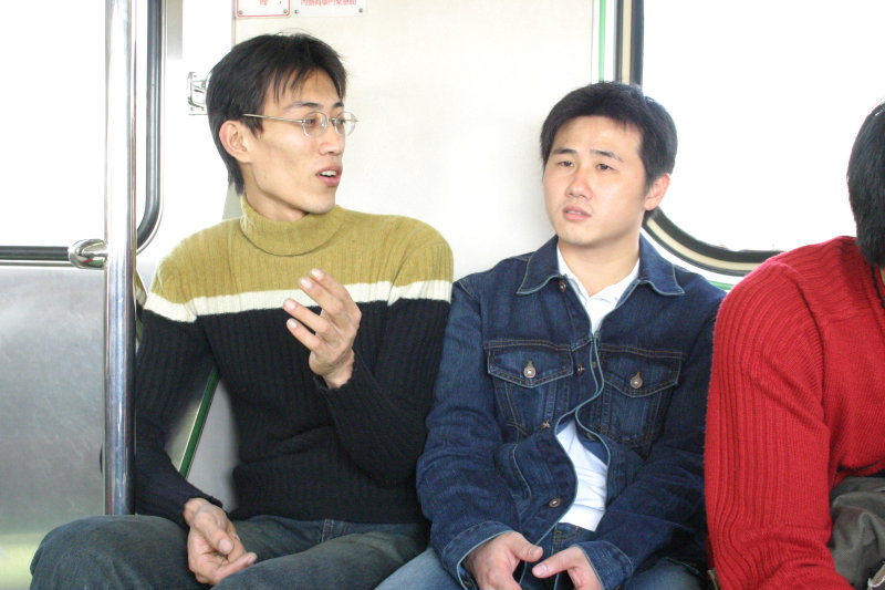 台灣鐵路旅遊攝影街拍帥哥對話的旅客2005-02-10攝影照片17