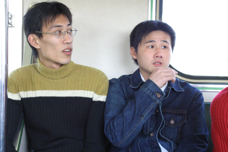 台灣鐵路旅遊攝影街拍帥哥對話的旅客2005-02-10攝影照片19