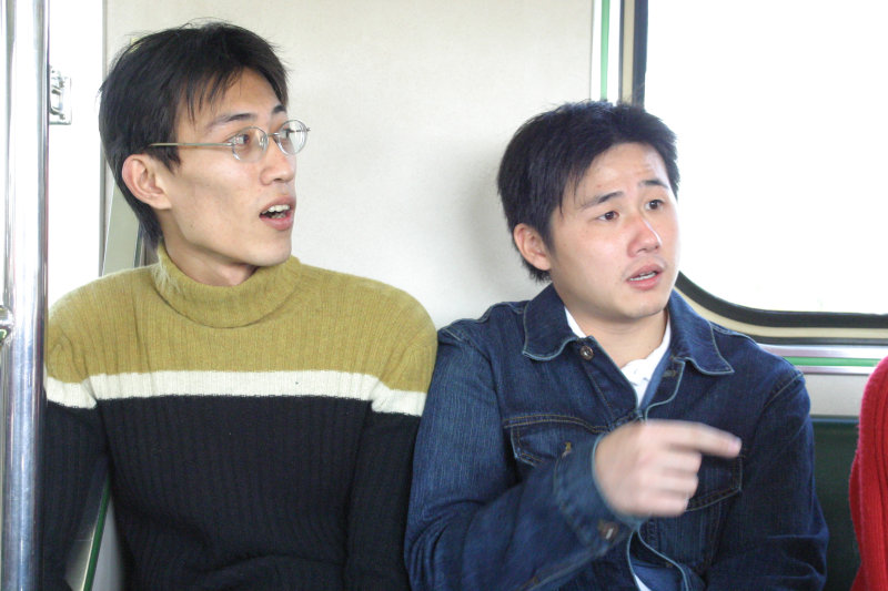 台灣鐵路旅遊攝影街拍帥哥對話的旅客2005-02-10攝影照片20