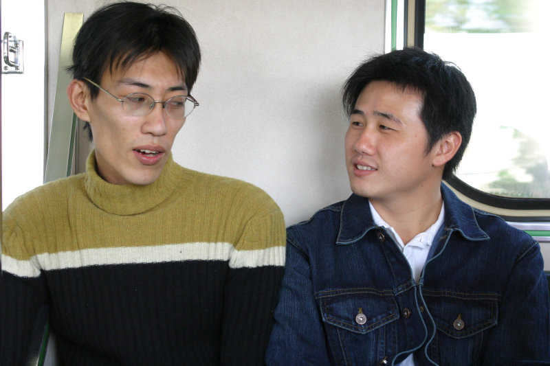 台灣鐵路旅遊攝影街拍帥哥對話的旅客2005-02-10攝影照片23