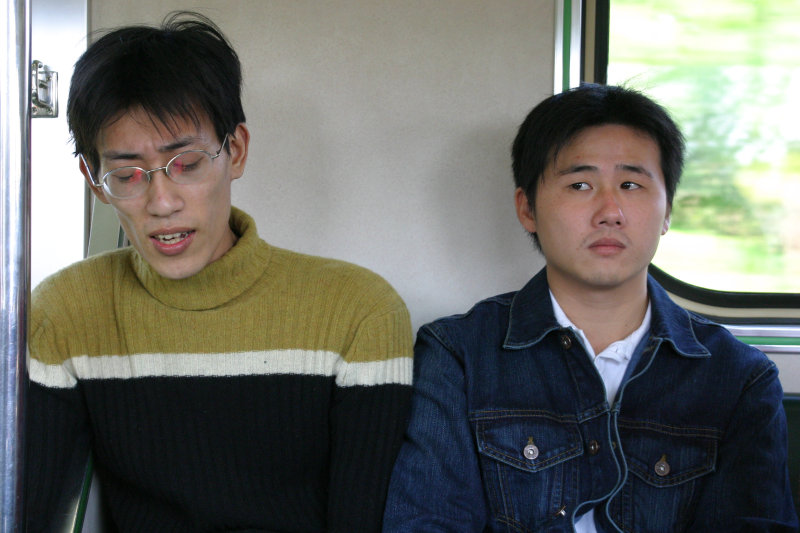台灣鐵路旅遊攝影街拍帥哥對話的旅客2005-02-10攝影照片24