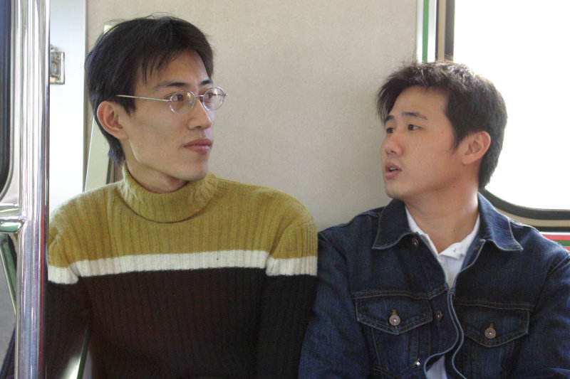 台灣鐵路旅遊攝影街拍帥哥對話的旅客2005-02-10攝影照片26
