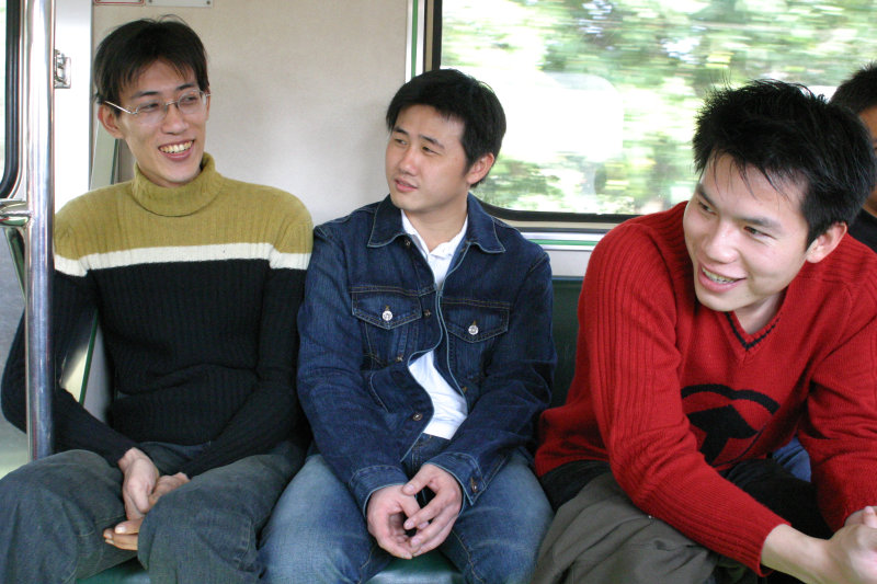 台灣鐵路旅遊攝影街拍帥哥對話的旅客2005-02-10攝影照片28