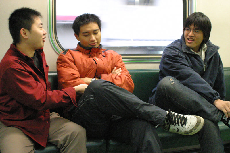 台灣鐵路旅遊攝影街拍帥哥對話的旅客2005-02-19攝影照片8