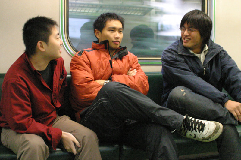 台灣鐵路旅遊攝影街拍帥哥對話的旅客2005-02-19攝影照片11