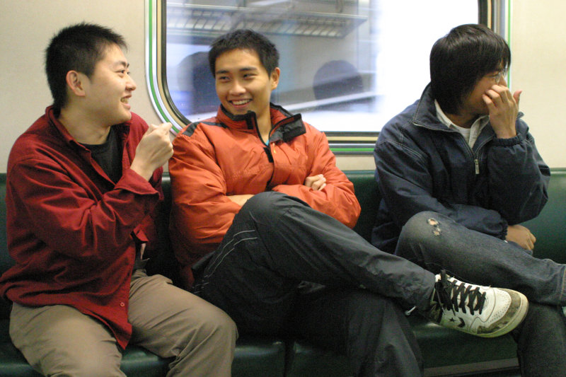 台灣鐵路旅遊攝影街拍帥哥對話的旅客2005-02-19攝影照片13