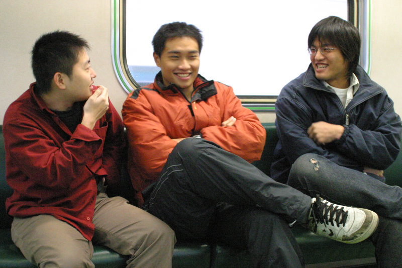 台灣鐵路旅遊攝影街拍帥哥對話的旅客2005-02-19攝影照片14