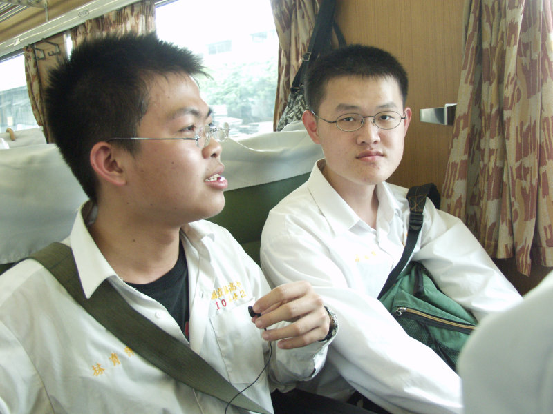 台灣鐵路旅遊攝影街拍帥哥復興號對話的旅客2005-04-09攝影照片1